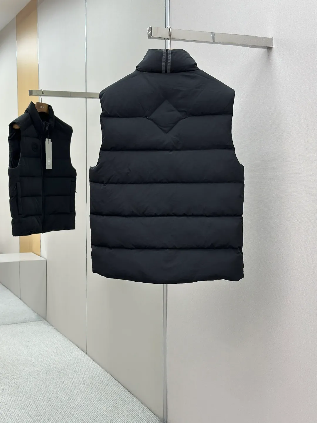 P690 CANADA GOOSE Canada Goose Badge Down Vest Fabric selection: The use of high-quality protective nylon fabric not only enhances the wear resistance of the surface, but also takes into account wind resistance, ensuring excellent performance in various harsh weather conditions.  90 national standard high-quality white duck down: selected high-loft down, weighing 160g, light and warm, with excellent temperature locking performance and good resilience.  Three-dimensional quilting process: Precision thread reinforcement to prevent velvet drilling and ensure that the fluffy and resilient elasticity lasts as new.  Details: The ribbon is woven with polyester as the base, and the brand letters are decorated on the ribbon through high-precision computer embroidery. The edges of the pattern are clear, the stitches are fine and even, and multiple layers of embroidery thread are stacked to enhance the three-dimensional effect. Accessories: One-to-one customized logo, one-to-one customized zipper puller, one-to-one customized three-label SIZE: S M L XL